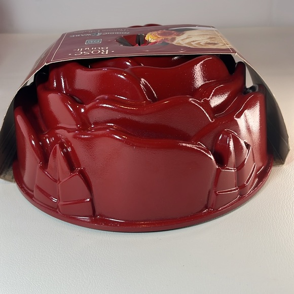 Nordic Ware Rose Bundt Pan Red NEW Platinum Collection Bakeware Cast Aluminum - Picture 4 of 10